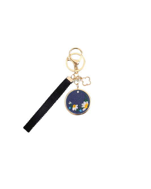 Flower Keychain, Car Key Fob with Wrist Strap, Chrysanthemum Pattern Keychain Women's Flower Bag Purse Accessories